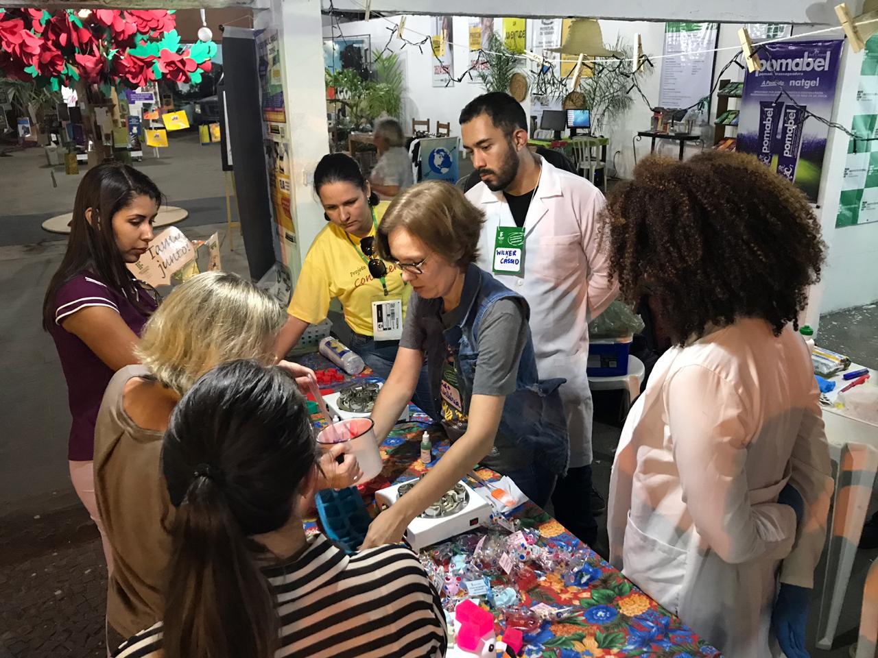 Alunos de Química e a professora Waléria Rodovalho ministram oficina de sabonetes artesanais no estande do Câmpus Goiânia na Pecuária